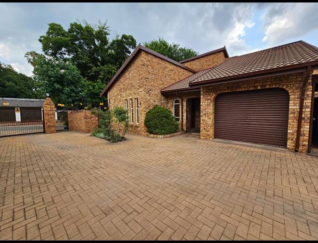 3 BEDROOM TOWNHOUSE FOR SALE IN GLEN MARAIS
